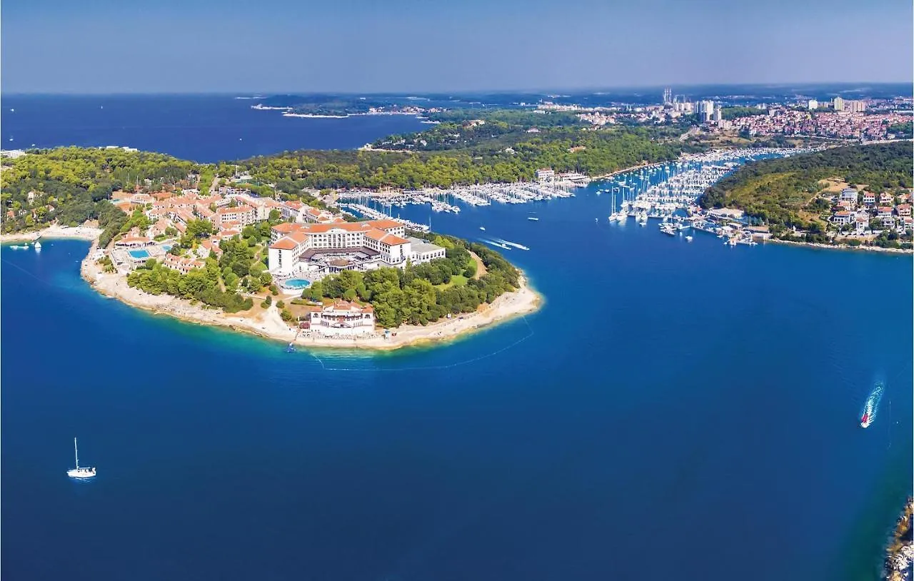 Apartment Awesome Home In Pula With Wifi And Outdoor Swimming Pool